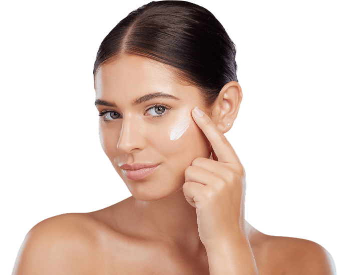 femme avec de la crème sur le visage
