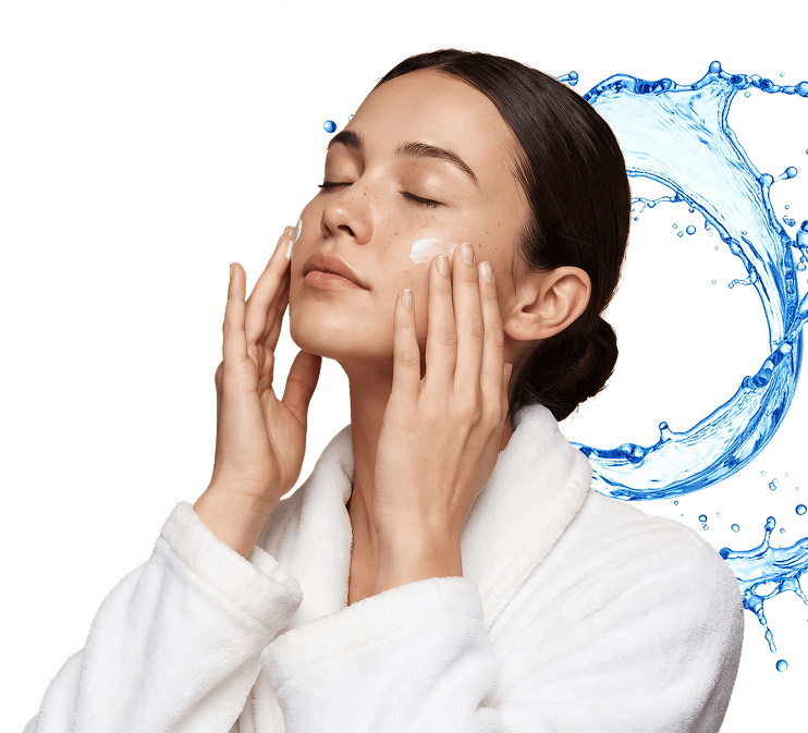 femme appliquant la crème Collagen Renew Face Cream