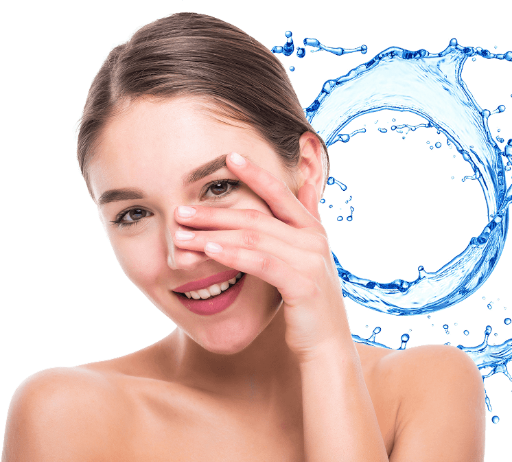 femme appliquant la crème Velvet Rose Eye Cream